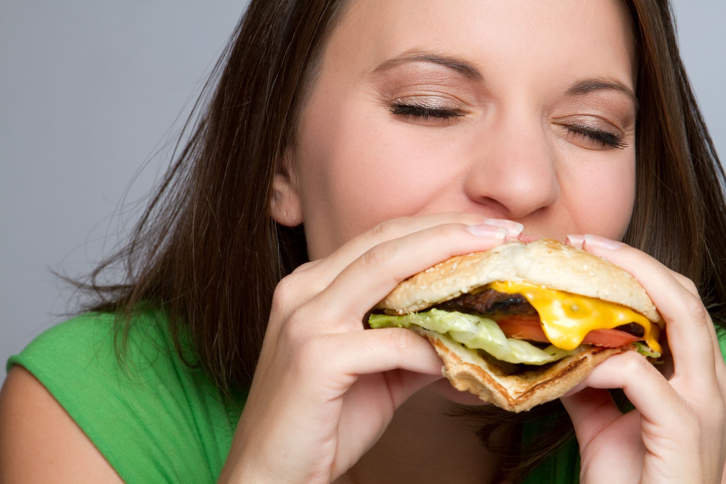Ем качестве полностью. Девушка с бутербродом. Неправильное питание. Девушка кушает бутерброд. Вредная еда девушка.