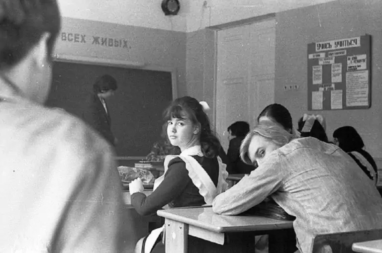 Тест: Вспомнишь знаменитых личностей с портретов школьных кабинетов?