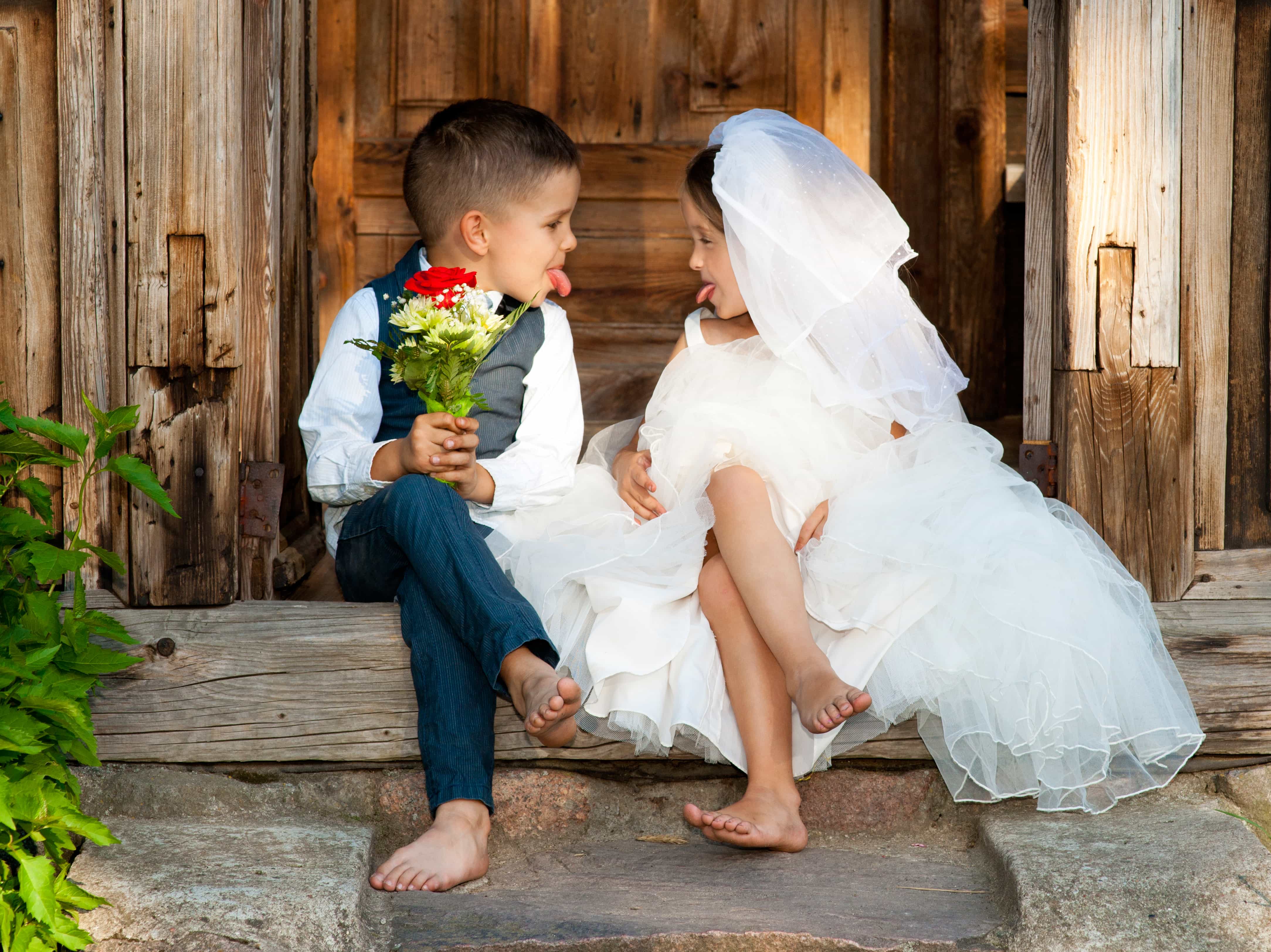 Little girls boy. Дети жених и невеста. Дети в свадебных нарядах. Фотосессия жениха и невесты. Фотосессия в свадебных нарядах и ребёнком.