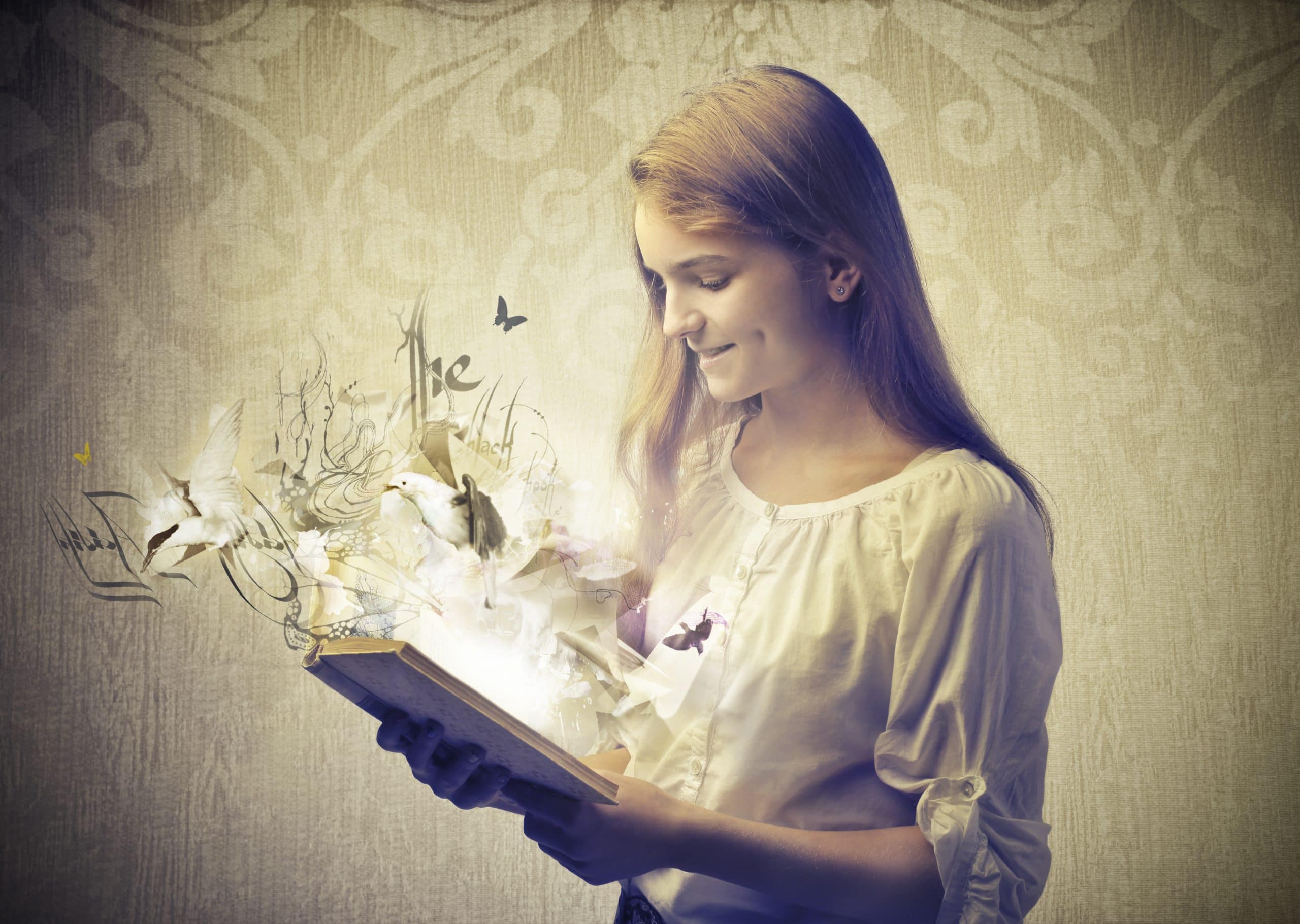 Девушка с книгой мечтает