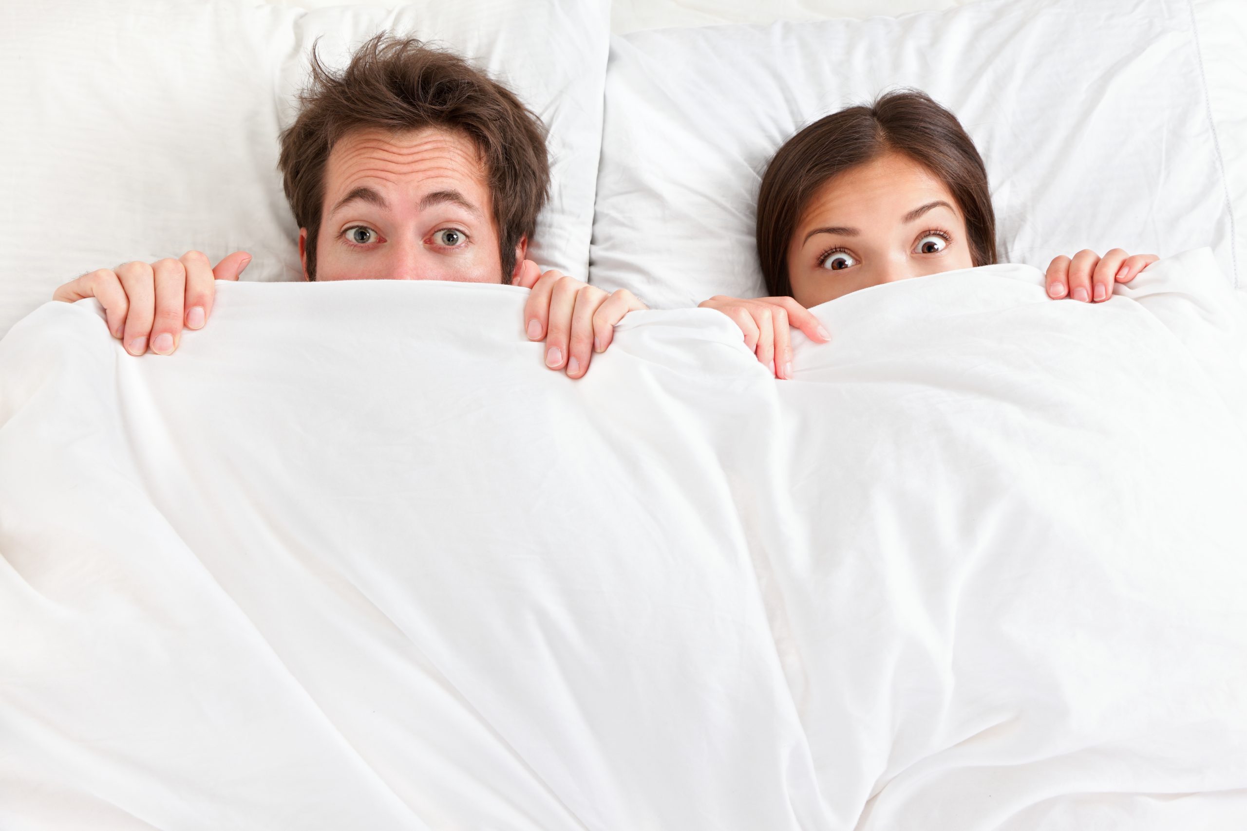 Парень и девушка под одеялом