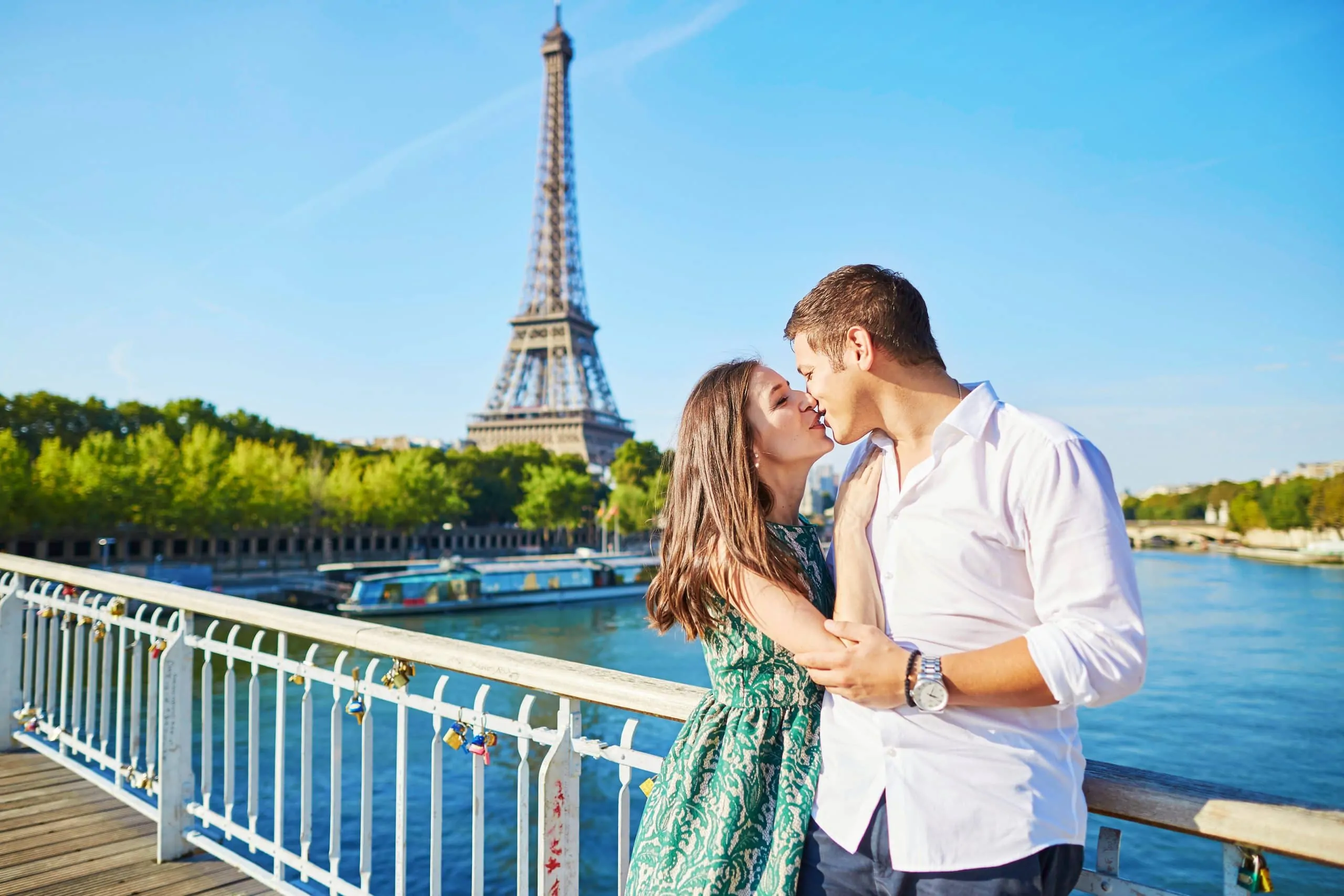 Скучаю по парижу. Влюбленные в Париже. Влюбленные пары в Париже. Свидание в Париже. Париж романтика.