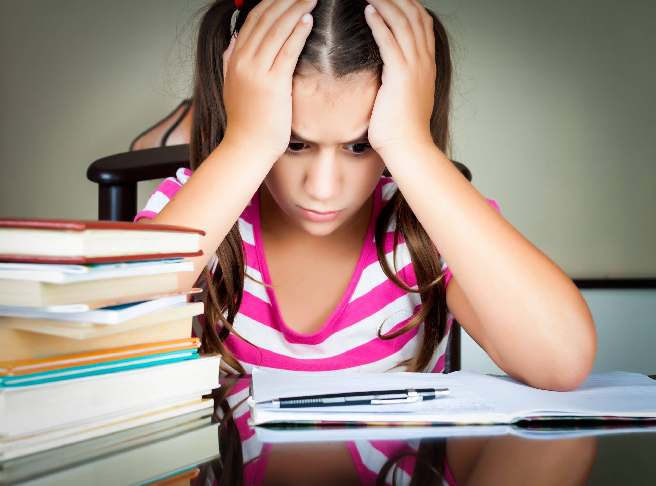 Делать картинки. Стресс подростки. Девочка за уроками. "Дети и стресс". Ученик за уроками.