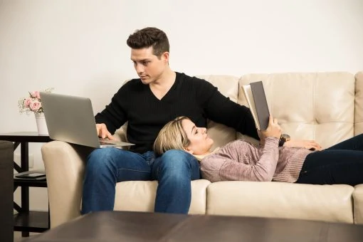 Тест: Поза на диване с партнером расскажет всю правду о ваших отношениях