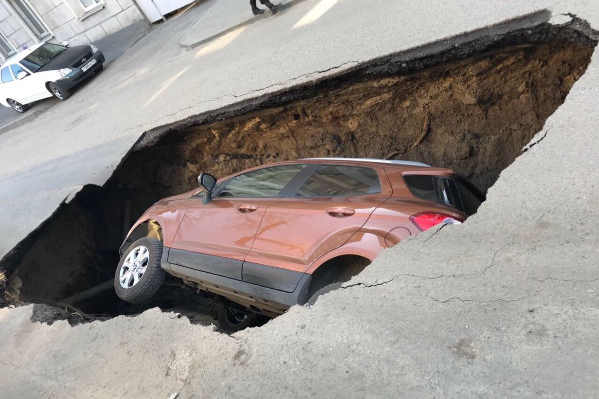 Машина провалилась в яму