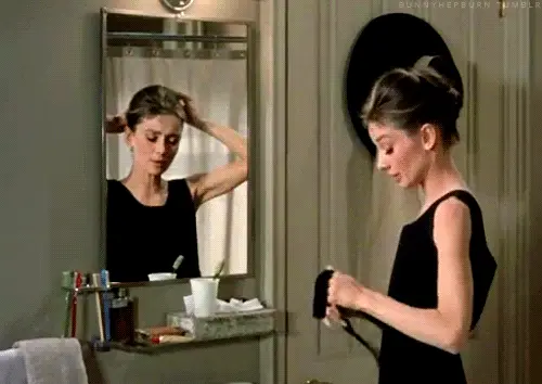 Не замечают девушки что делать. Одри Хепберн с зеркалом. Зеркало. Девушка смотрится в зеркало. Девушка танцует перед зеркалом.