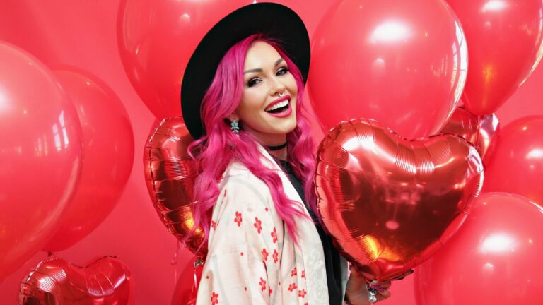 Создай канал на Youtube, а мы скажем, с кем тебе нужно сделать коллаборацию!