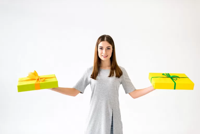 Что подарить девушке на 8 марта?