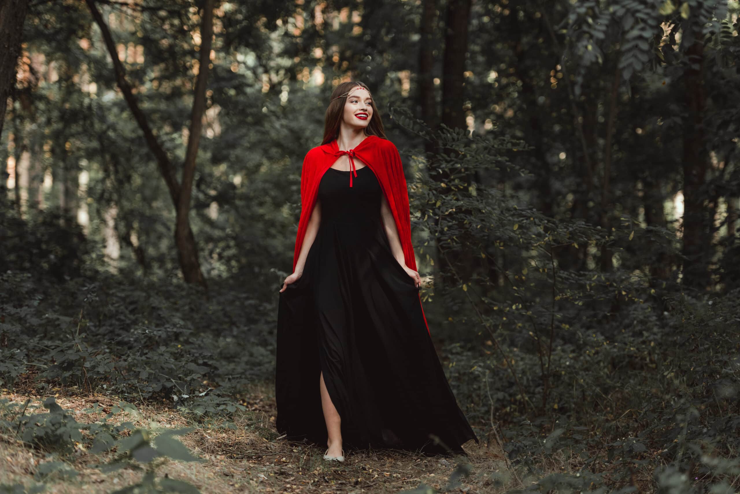 Девушка в красном платье в лесу
