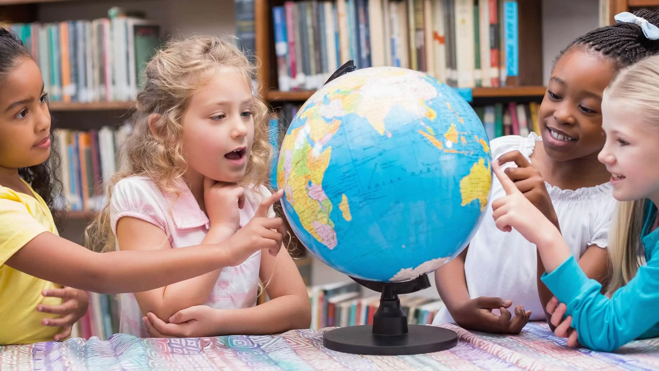 Интерес к познанию. Глобус для детей. Интересы ребенка. Ребенок познает мир. Дошкольник познает мир.