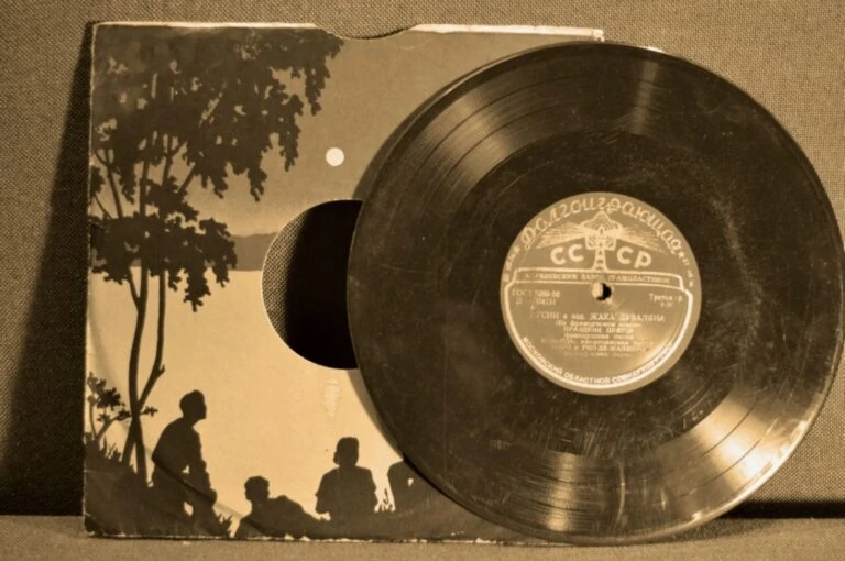 Музыкальный тест: какой советский исполнитель на фото времен СССР?