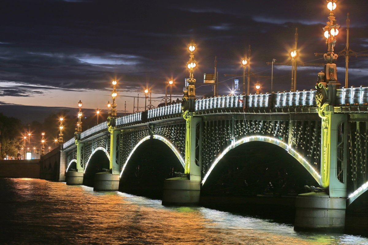 Вид на Троицкий мост с Петровской набережной