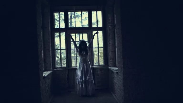 Сумеете ли вы выбраться из страшного заброшенного дома с привидениями живым?