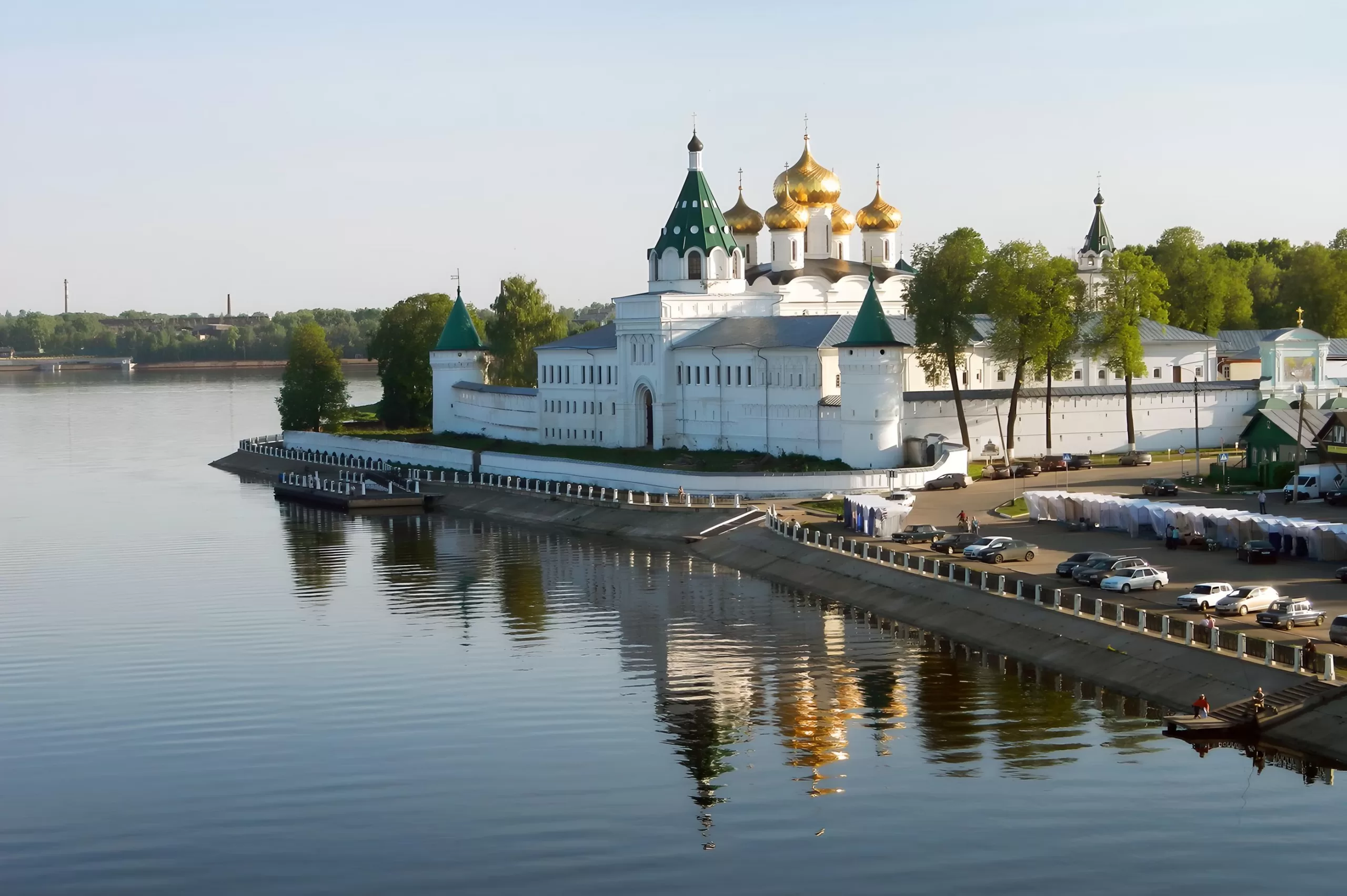 Города золотого кольца на берегах волги. Ипатьевский монастырь Ярославль. Ипатьевский монастырь Кострома. Ипатьевский монастырь Кострома вид с Волги.