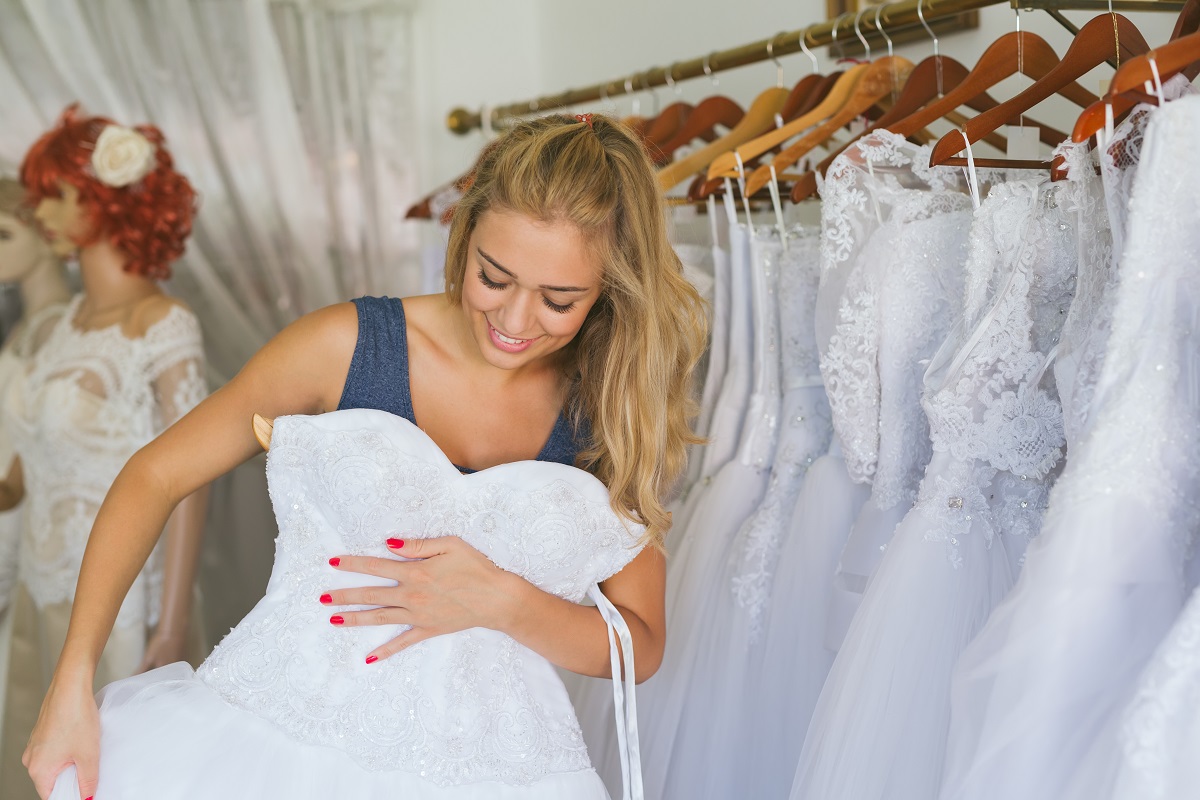 Примерять свадебное платье
