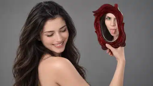 девушка смех зеркало