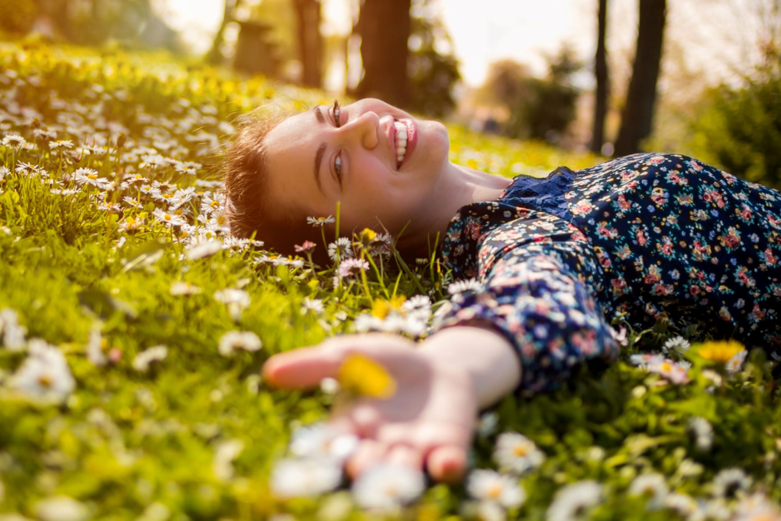 Beautiful lives. Женщина в траве. Девушка лежит на траве. Расслабление. Травы для расслабления.