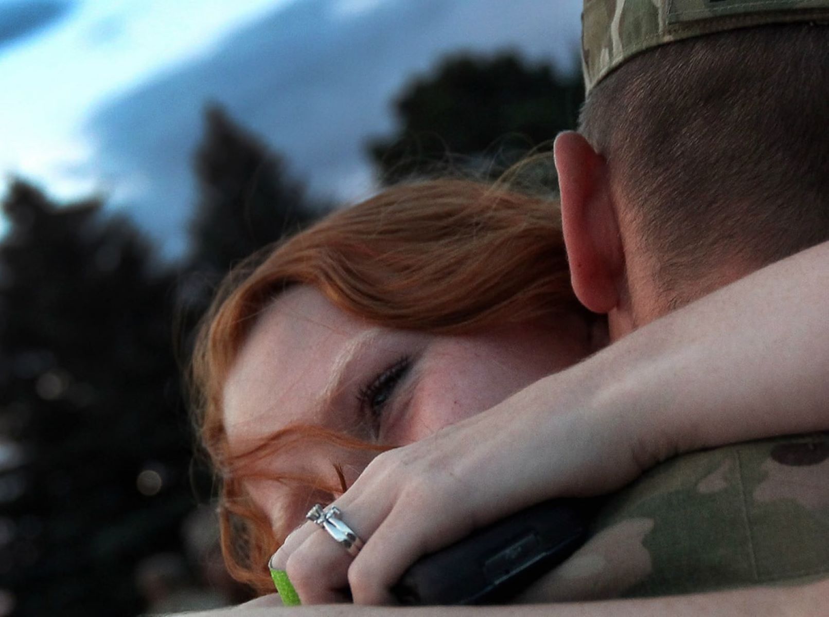 Домой домой после службы. Встреча солдата. Трогательные военные. Девушка ждет военного. Жена военного.
