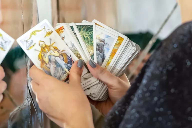 Выбери карты таро и узнай, для чего ты живешь