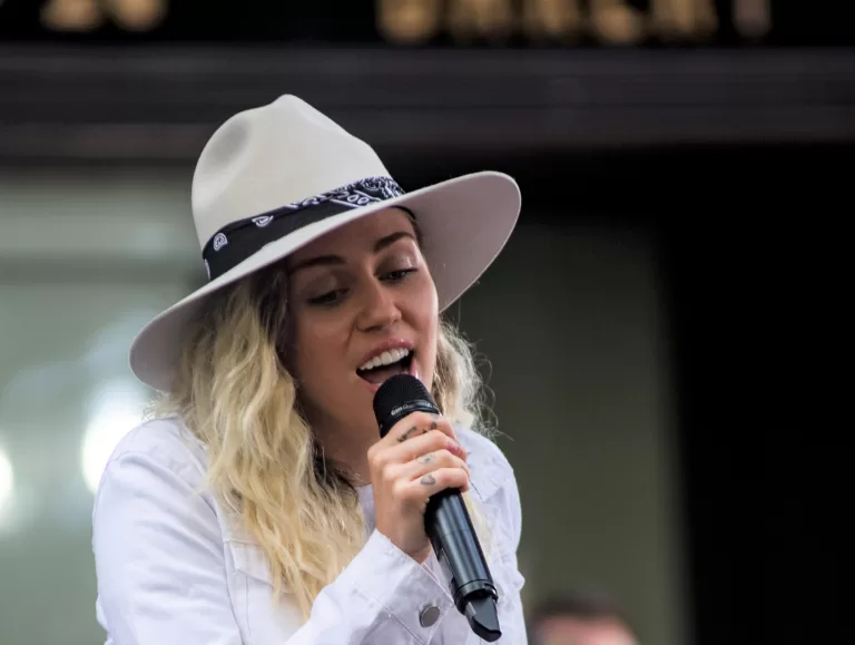 Открой для себя мудрость Майли Сайрус! Мы подберем цитату-девиз от Майли, который отразит атмосферу твоего дня!