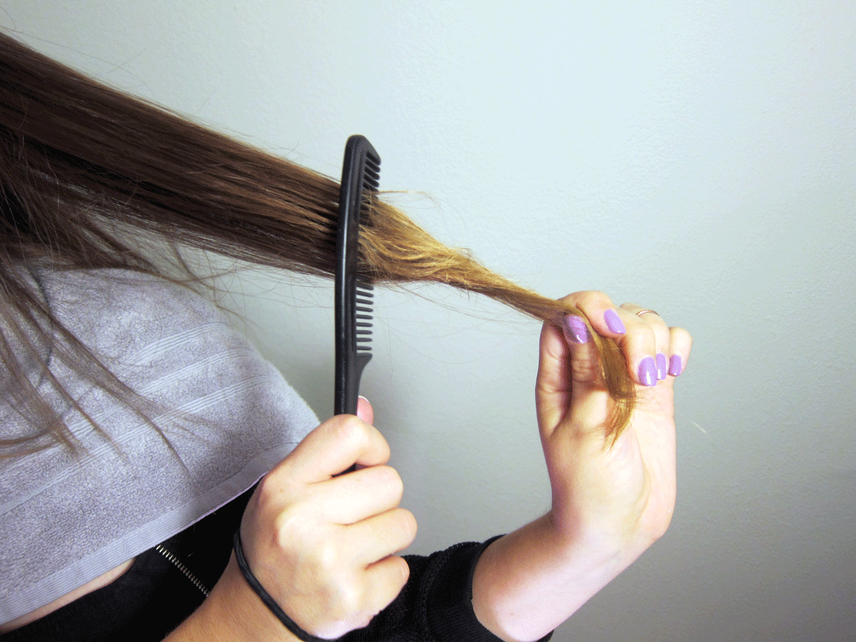 Колоть кончики. Девушка отрезает волосы. Расчесывать волосы. Кончики волос в руке. Расчесывание волосы gif.