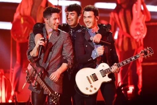 Отгадай клип Jonas Brothers по фрагменту в GIF формате!
