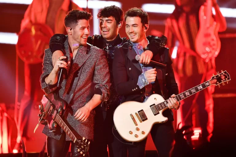Отгадай клип Jonas Brothers по фрагменту в GIF формате!