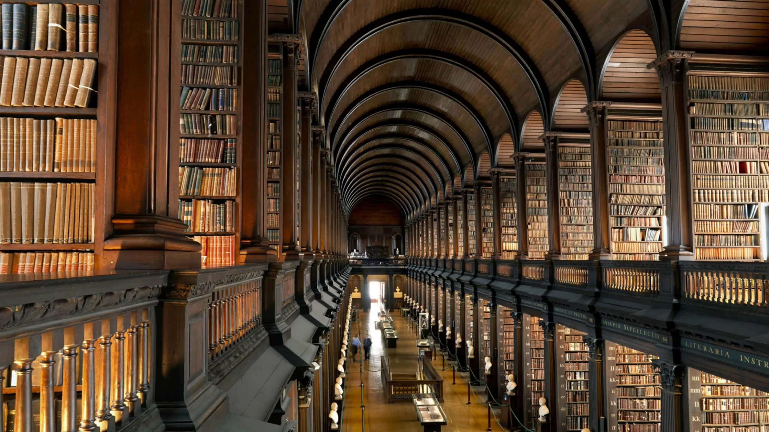 Библиотека является центром. Библиотека Тринити-колледжа в Дублине. Библиотека Тринити-колледжа, Дублин, Ирландия. Тринити-колледж в Дублине, Ирландия. Библиотека Тринити-колледжа в Кембридже.