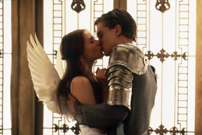 Поцелуи, которые стали легендами: Узнаете голливудский фильм по самому романтичному моменту?