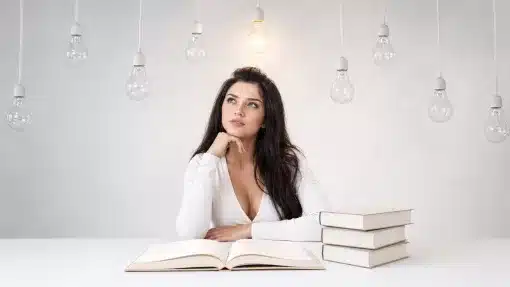 Женщина и светящаяся идея