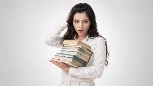 Женщина с книгами в изумлении