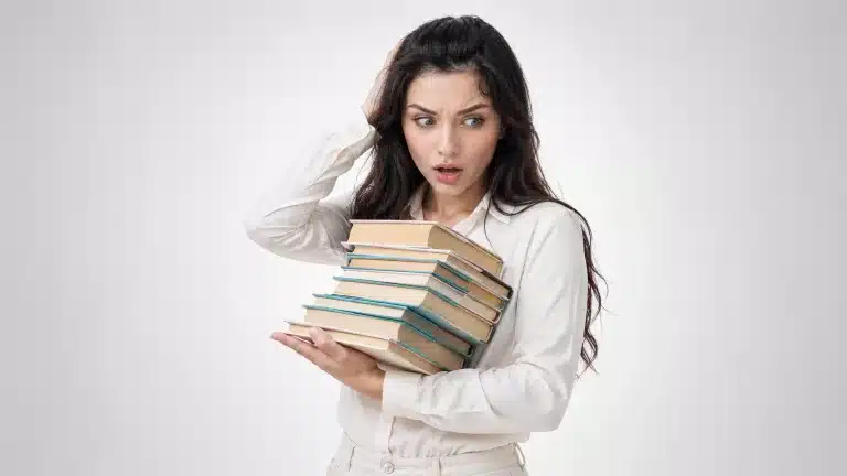 Женщина с книгами в изумлении