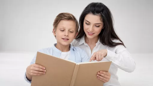 Женщина и мальчик читают книгу
