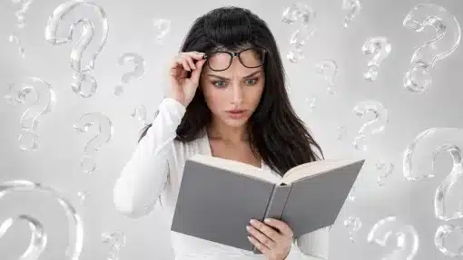 женщина с книгой и вопросами