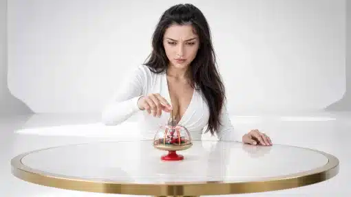 женщина, вращающая игрушку на столе