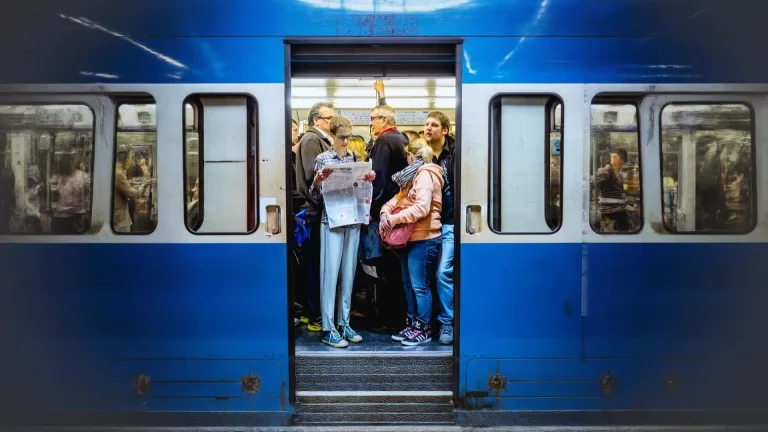 Кому вы уступите место? Поверьте, этот выбор скажет многое о вас?