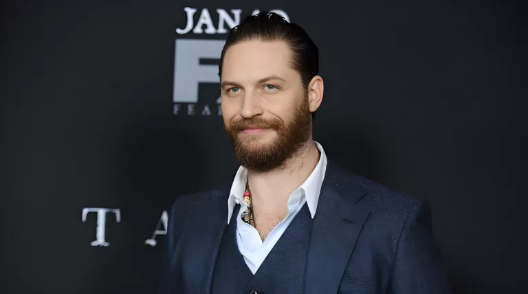 С кем из голливудских звезд у вас мог бы быть роман?