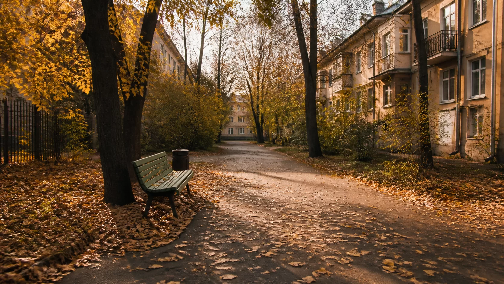 осенний парк у жилых домов