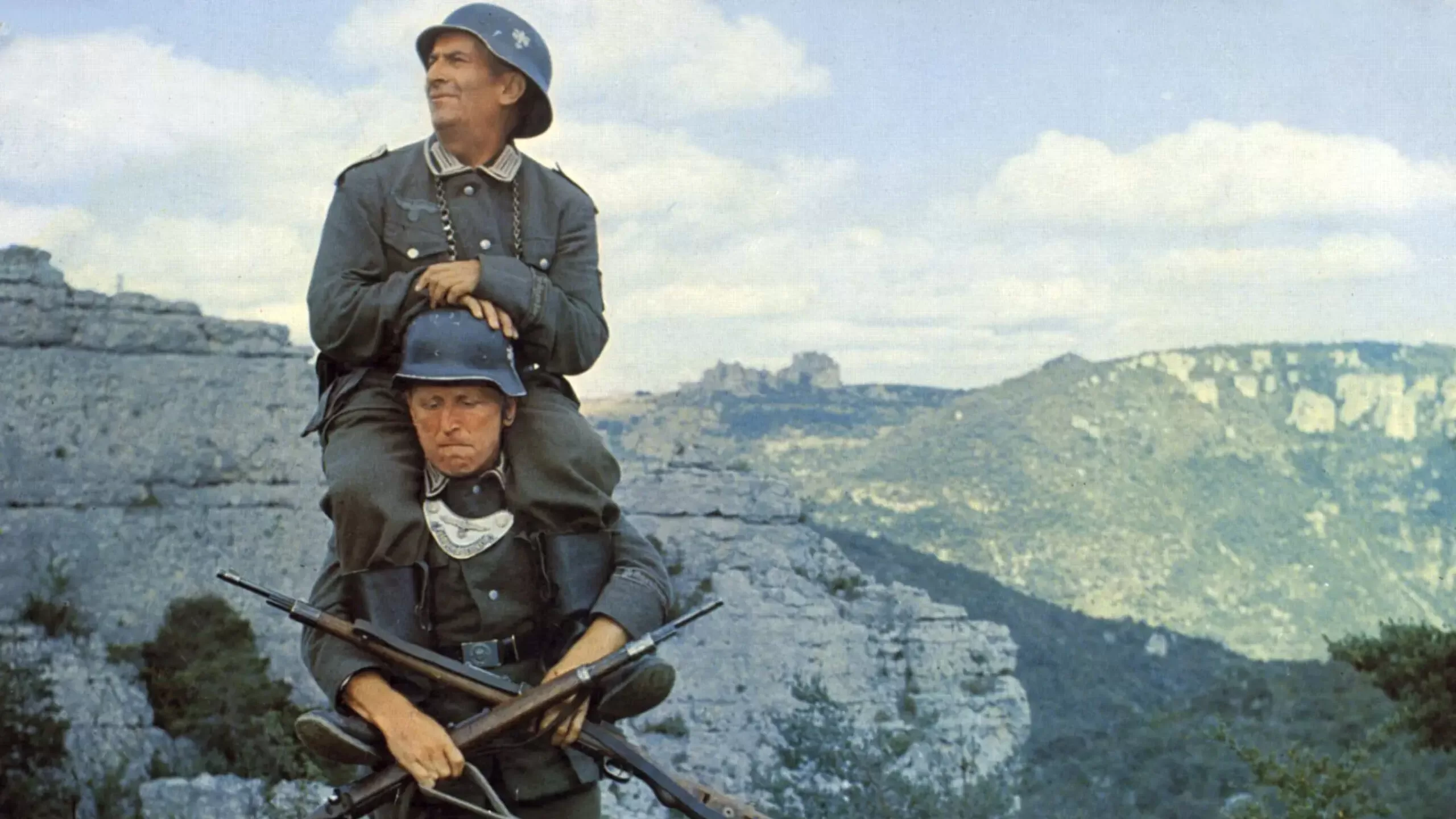 Два героя в военной форме, кадр из комедии «Большая прогулка» (1966)