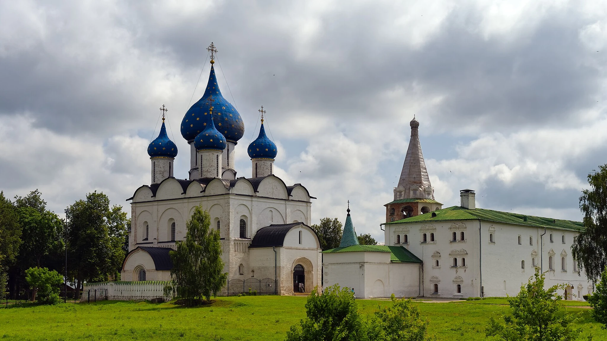 Белый собор с синими куполами, украшенными золотыми звёздами