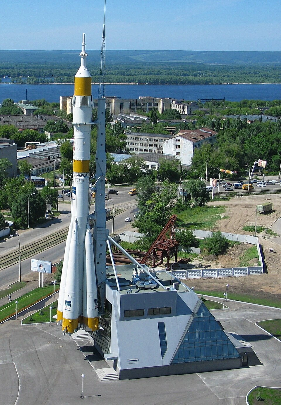 Ракета-носитель на опорах возле здания космического музея